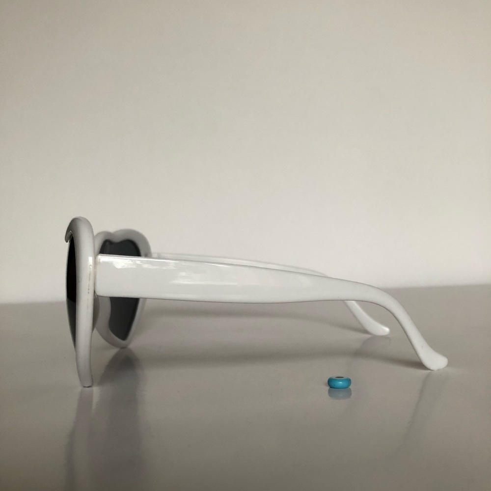 White Retro Heart Sunglasses - Picture 4 of 5